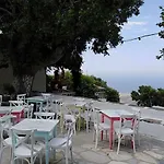 Charming 2br Hilltop Serenity Suite, Lively Greek Village Appartamento