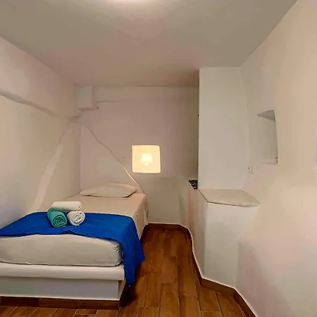 Charming 2br Hilltop Serenity Suite, Lively Greek Village Appartamento Triandáros